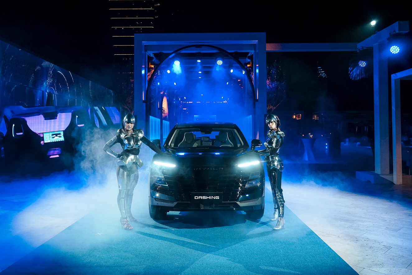 ظهرت Jetour Dashing لأول مرة في الإمارات العربية المتحدة ، حيث قادت عشاق السيارات إلى عالم مستقبلي من سيارات الدفع الرباعي الفاخرة